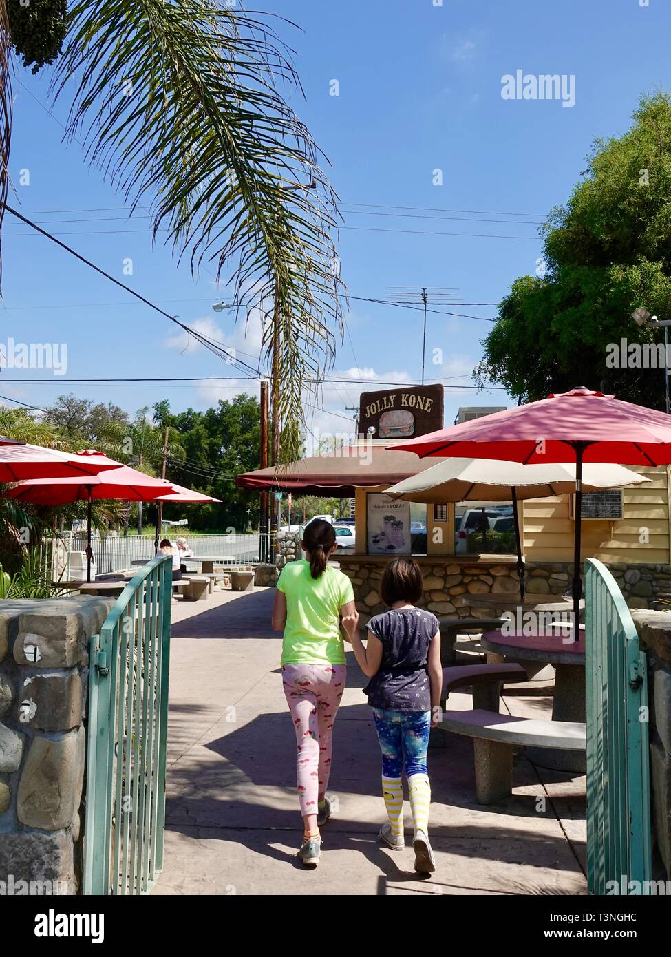 Deux jeunes filles à marcher en direction de l'emblématique restaurant Jolly Kone à Ojai, en Californie, USA. Banque D'Images