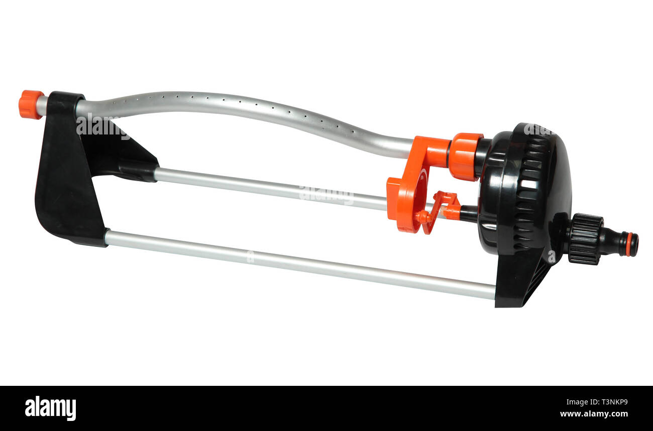 Buse métal sur un tuyau d'arrosage automatique et arrosage. Outils de jardin et de fournitures pour l'irrigation et de l'herbe de la pelouse. Isolated on white Banque D'Images