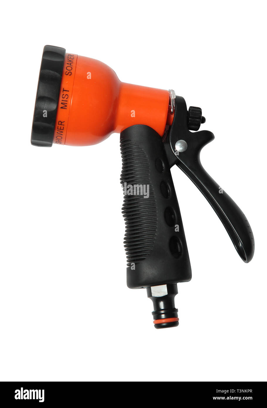 Buse fonctionnelle sur un tuyau d'arrosage (douche spray gun) isolé sur fond blanc Banque D'Images