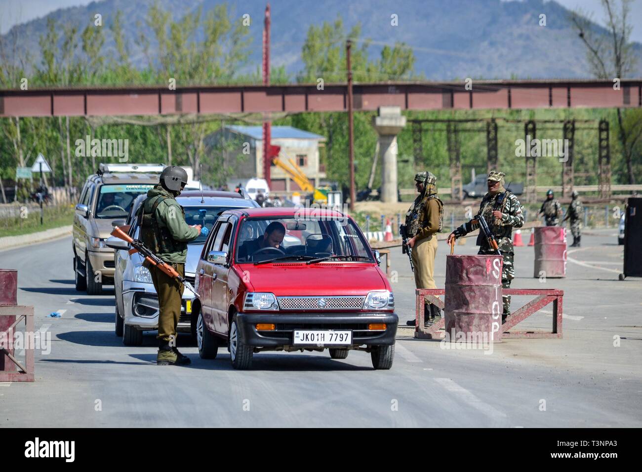 10 avril 2019 - Cachemire, J&K, l'Inde - Des soldats de l'armée indienne vu l'arrêt des véhicules sur un réseau routier national principal, dans la banlieue de Srinagar, au Cachemire.Le gouvernement a interdit la circulation des véhicules civils sur le réseau routier national principal pour le garder ouvert pour les convois militaires pendant deux jours chaque semaine. L'ordonnance entre semaines après 40 soldats ont été tués dans des paramilitaires d'une attaque suicide le 14 février : Crédit Saqib Majeed/SOPA Images/ZUMA/Alamy Fil Live News Banque D'Images