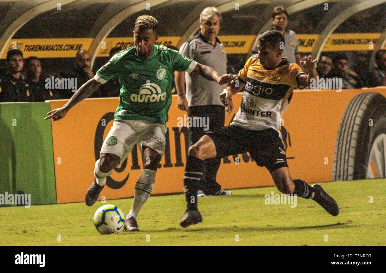 SC - Cuiaba - 10/04/2019 - Coupe du Brésil 2019 Crici, ma x Chapecoense - Andrew Criciuma player soumission de différends avec Eduardo Chapecoense lecteur pendant match à Heriberto Hulse Stadium pour le championnat de la Coupe du Brésil 2019 Photo : Lucas Sabino / AGIF Banque D'Images