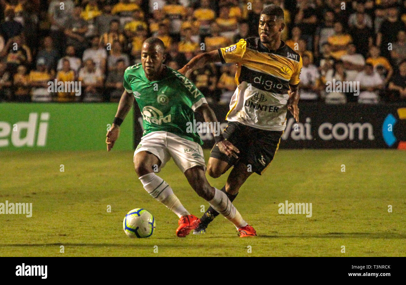 SC - Cuiaba - 10/04/2019 - Coupe du Brésil 2019 Crici, ma x Chapecoense - Jean Mangabeira Criciuma player différend offre avec Victor Andrade Chapecoense lecteur pendant match à Heriberto Hulse Stadium pour le championnat de la Coupe du Brésil 2019 Photo : Lucas Sabino / AGIF Banque D'Images