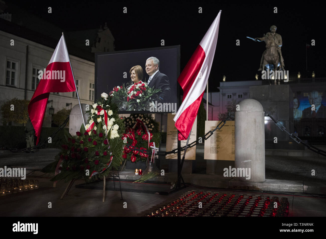 Varsovie, Mazowieckie, Pologne. 10 avr, 2019. Une grande photographie du président Lech Kaczynski et sa femme Maria est vu en dehors du palais présidentiel. Credit : Attila Husejnow SOPA/Images/ZUMA/Alamy Fil Live News Banque D'Images