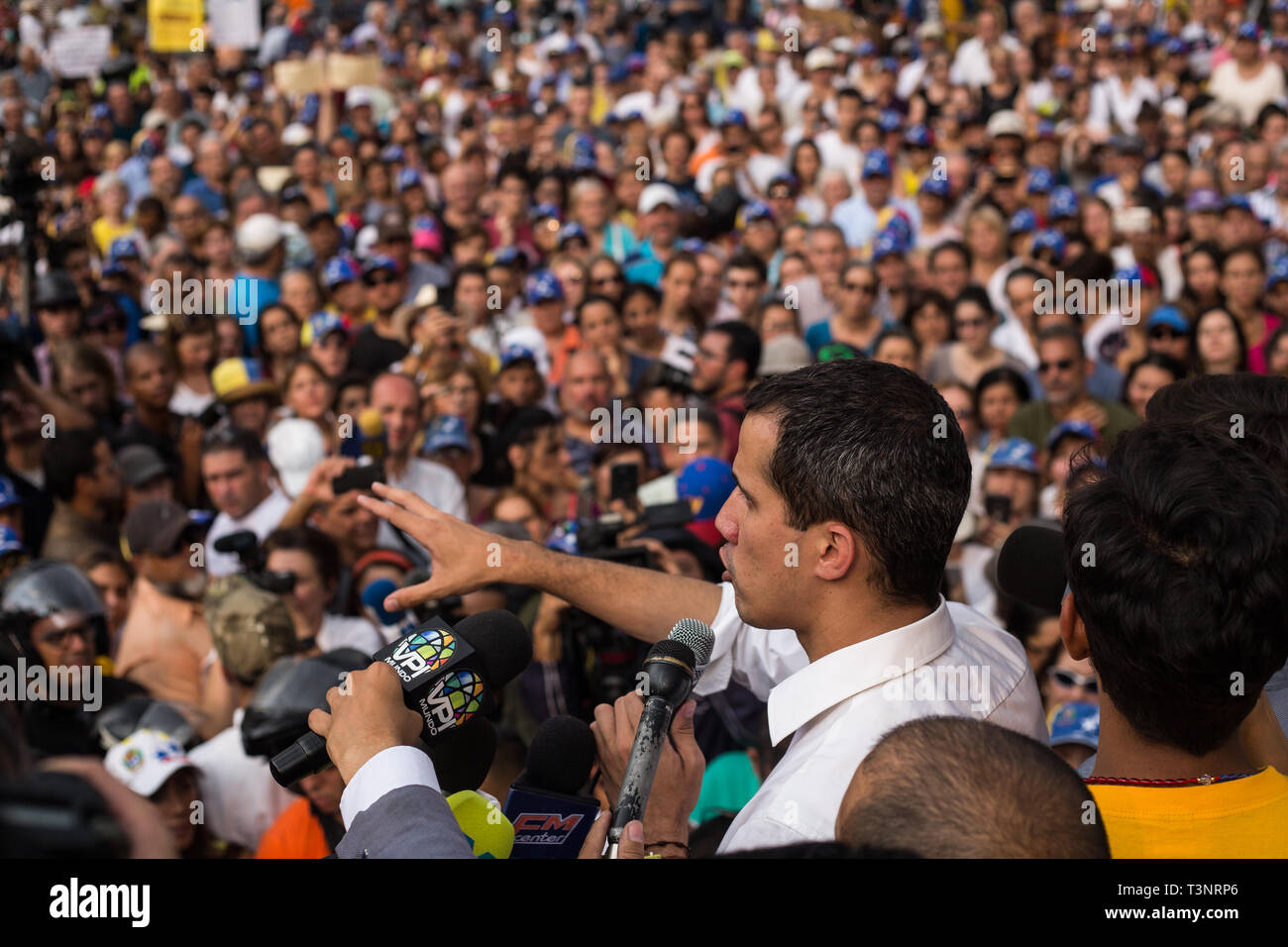 Caracas, Venezuela. 10 avr, 2019. Juan Guaido (M), l'auto-proclamé président par intérim du Venezuela, prend la parole à un rassemblement. L'opposition a appelé à des démonstrations dans tout le pays pour protester contre des pannes, des pénuries d'eau et de l'alimentation et les pénuries de médicaments. Credit : Ruben Sevilla Brand/dpa/Alamy Live News Banque D'Images