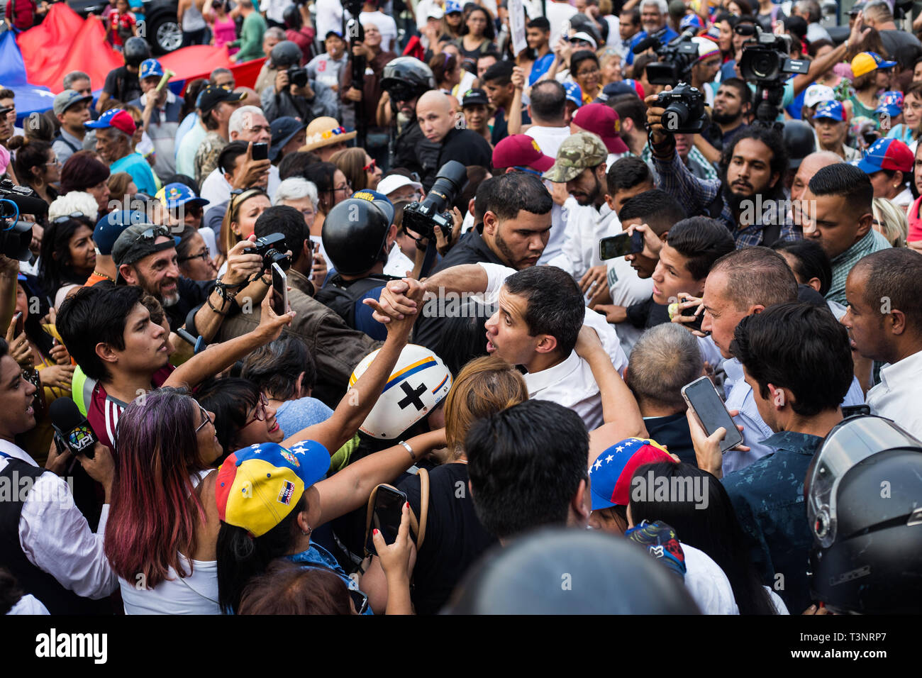 Caracas, Venezuela. 10 avr, 2019. Juan Guaido (M), l'auto-proclamé président par intérim du Venezuela, se félicite de ses partisans à un rassemblement. L'opposition a appelé à des démonstrations dans tout le pays pour protester contre des pannes, des pénuries d'eau et de l'alimentation et les pénuries de médicaments. Credit : Ruben Sevilla Brand/dpa/Alamy Live News Banque D'Images