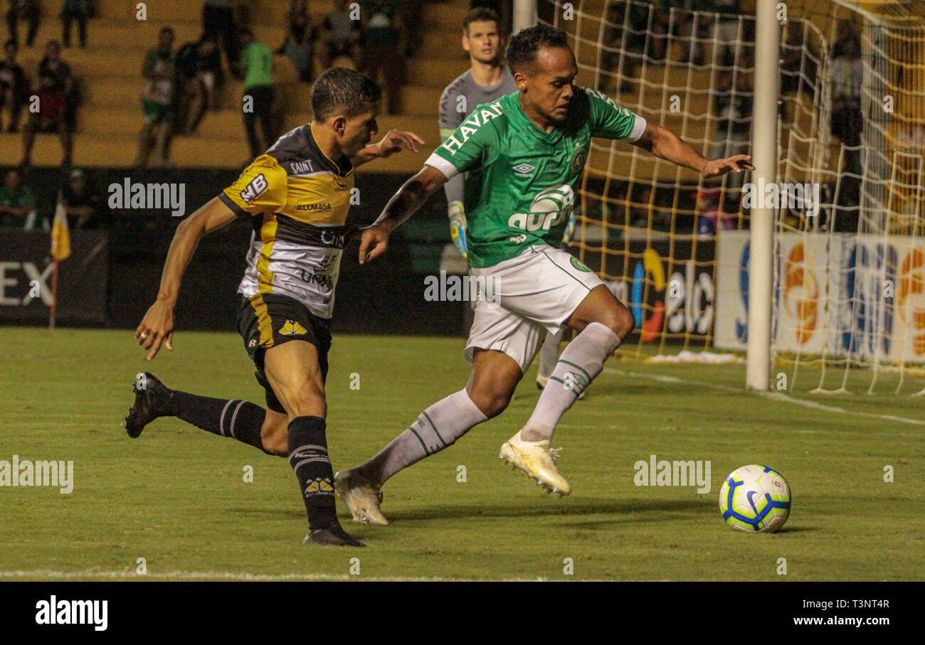 SC Criciuma - 04/04/2019 - Coupe du Brésil 2019 Crici, ma x Chapecoense - Andrew Criciuma player litiges avec Bruno Pacheco Chapecoense dvd au cours de match à l'Heriberto Hulse Stadium pour le championnat de la Coupe du Brésil 2019 Photo : Lucas Sabino / AGIF Banque D'Images