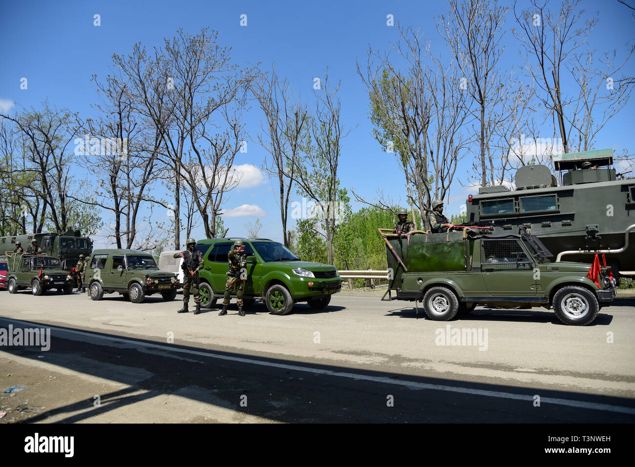 Les hommes de l'armée indienne vu montent la garde comme l'ancien Premier Ministre Abdullah Omer manifestations contre l'interdiction du trafic civil sur la route nationale à la périphérie de Srinagar. Les autorités indiennes le mercredi 3 avril, a interdit le trafic civil mouvement sur la route Jammu-Srinagar les dimanches et mercredis de 4 h à 17 h pour assurer la sécurité des convois de sécurité indiennes à la suite d'un attentat suicide contre un convoi de l'armée indienne dans la région de Pulwama le jeudi 14 février, qui a tué plus de 50 hommes de l'armée indienne. Banque D'Images