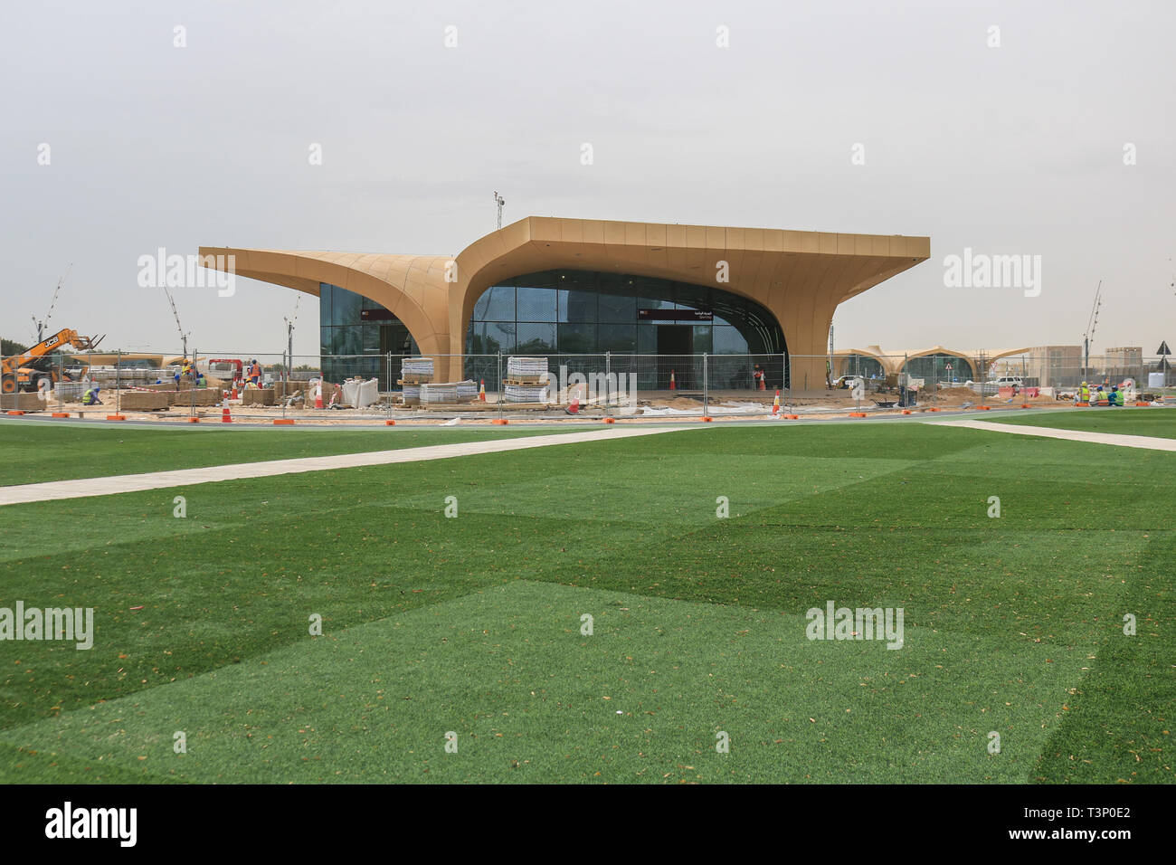 Doha, Qatar. Apr 11, 2019. Les travailleurs de la station de métro de Doha de transport en commun rapide dans le sport Ville adjacente à Al Khalifa International Stadium actuellement en construction qui devrait devenir opérationnel à la mi-2019 avant l'ouverture de la Coupe du Monde en 2022. Le métro fonctionne quatre lignes d'une longueur totale de 300 km et 100 stations Crédit : amer ghazzal/Alamy Live News Banque D'Images