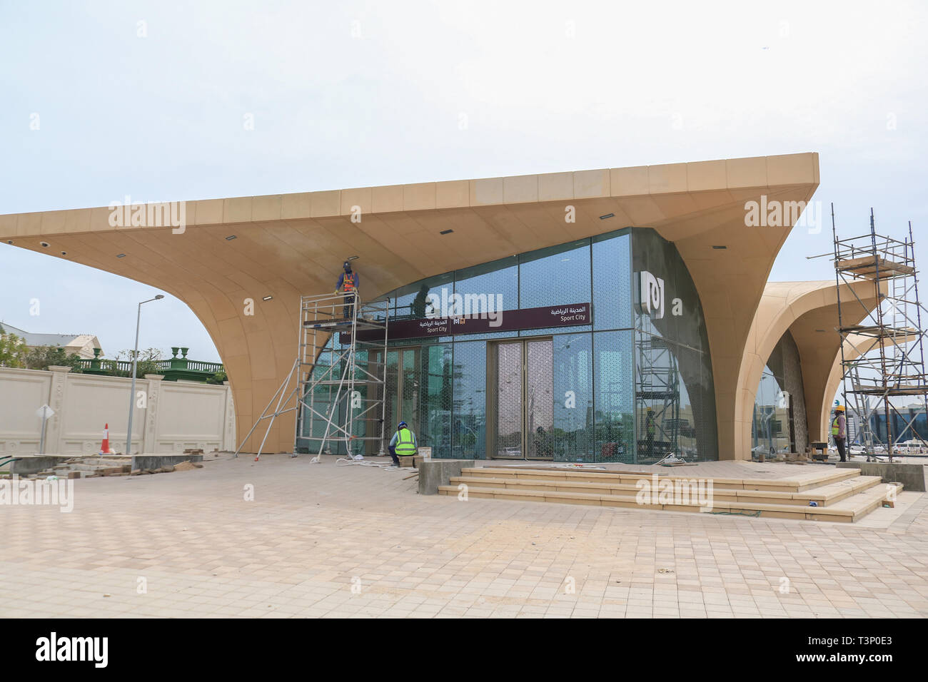 Doha, Qatar. Apr 11, 2019. Les travailleurs de la station de métro de Doha de transport en commun rapide dans le sport Ville adjacente à Al Khalifa International Stadium actuellement en construction qui devrait devenir opérationnel à la mi-2019 avant l'ouverture de la Coupe du Monde en 2022. Le métro fonctionne quatre lignes d'une longueur totale de 300 km et 100 stations Crédit : amer ghazzal/Alamy Live News Banque D'Images
