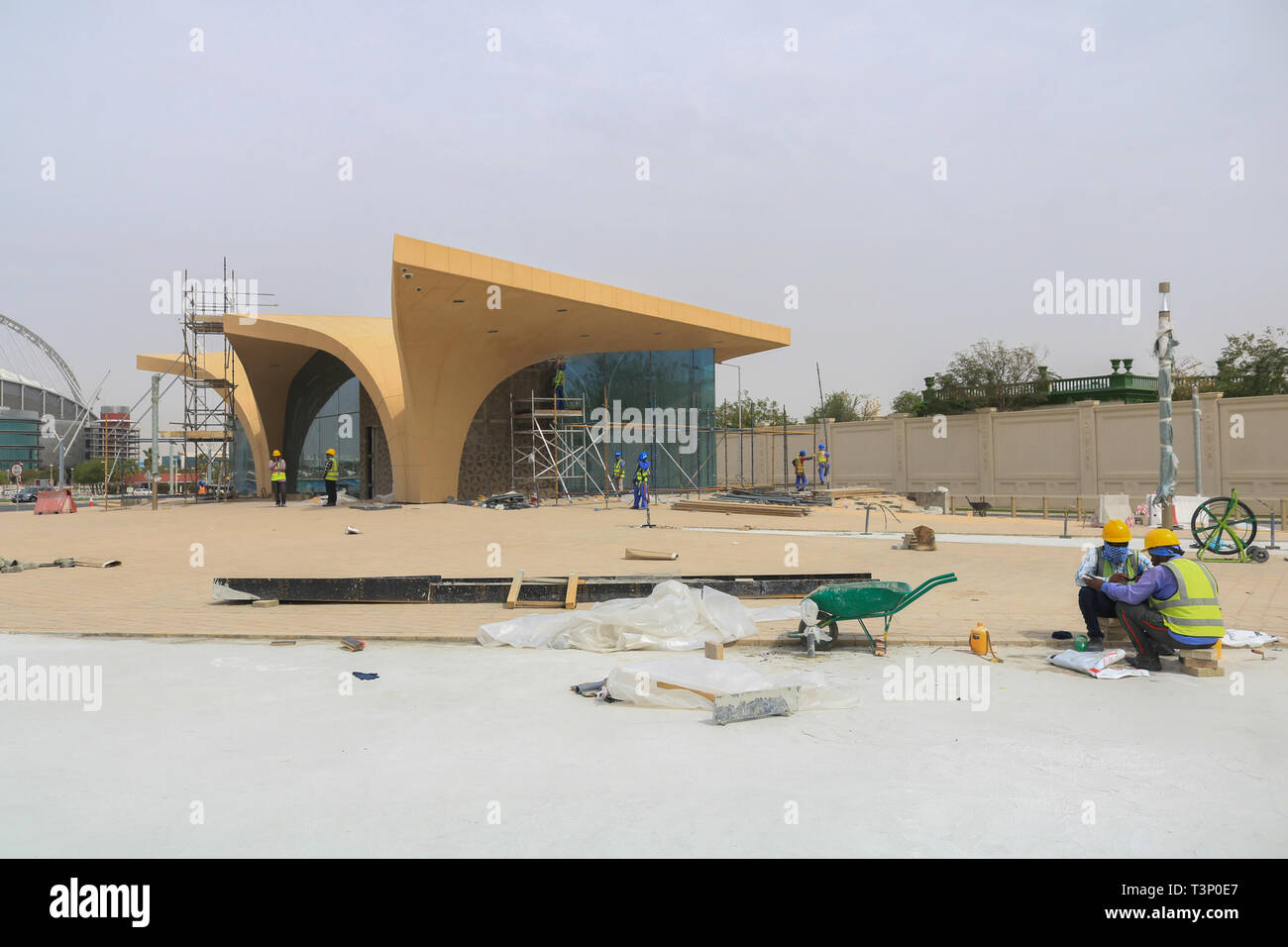 Doha, Qatar. Apr 11, 2019. Les travailleurs de la station de métro de Doha de transport en commun rapide dans le sport Ville adjacente à Al Khalifa International Stadium actuellement en construction qui devrait devenir opérationnel à la mi-2019 avant l'ouverture de la Coupe du Monde en 2022. Le métro fonctionne quatre lignes d'une longueur totale de 300 km et 100 stations Crédit : amer ghazzal/Alamy Live News Banque D'Images