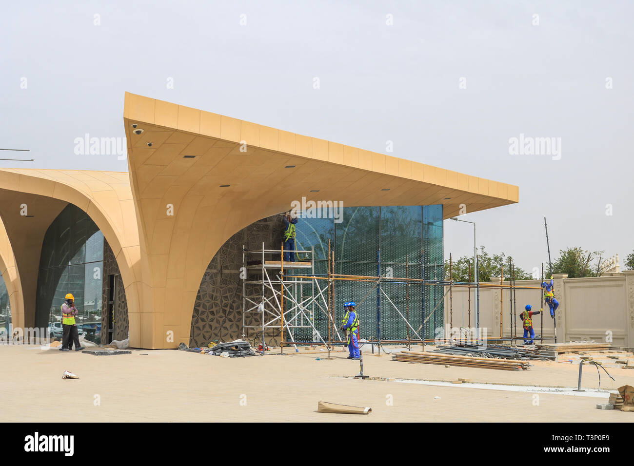 Doha, Qatar. Apr 11, 2019. Les travailleurs de la station de métro de Doha de transport en commun rapide dans le sport Ville adjacente à Al Khalifa International Stadium actuellement en construction qui devrait devenir opérationnel à la mi-2019 avant l'ouverture de la Coupe du Monde en 2022. Le métro fonctionne quatre lignes d'une longueur totale de 300 km et 100 stations Crédit : amer ghazzal/Alamy Live News Banque D'Images