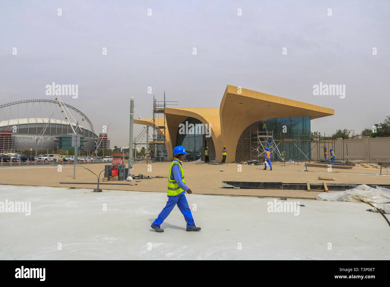 Doha, Qatar. Apr 11, 2019. Les travailleurs de la station de métro de Doha de transport en commun rapide dans le sport Ville adjacente à Al Khalifa International Stadium actuellement en construction qui devrait devenir opérationnel à la mi-2019 avant l'ouverture de la Coupe du Monde en 2022. Le métro fonctionne quatre lignes d'une longueur totale de 300 km et 100 stations Crédit : amer ghazzal/Alamy Live News Banque D'Images