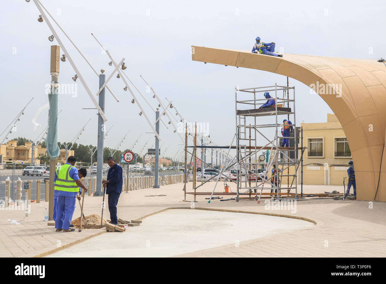 Doha, Qatar. Apr 11, 2019. Les travailleurs de la station de métro de Doha de transport en commun rapide dans le sport Ville adjacente à Al Khalifa International Stadium actuellement en construction qui devrait devenir opérationnel à la mi-2019 avant l'ouverture de la Coupe du Monde en 2022. Le métro fonctionne quatre lignes d'une longueur totale de 300 km et 100 stations Crédit : amer ghazzal/Alamy Live News Banque D'Images