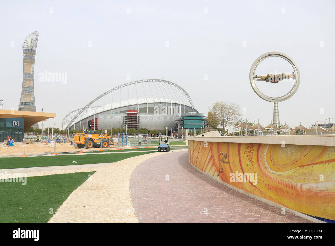 Doha, Qatar. Apr 11, 2019. Les travailleurs de la station de métro de Doha de transport en commun rapide dans le sport Ville adjacente à Al Khalifa International Stadium actuellement en construction qui devrait devenir opérationnel à la mi-2019 avant l'ouverture de la Coupe du Monde en 2022. Le métro fonctionne quatre lignes d'une longueur totale de 300 km et 100 stations Crédit : amer ghazzal/Alamy Live News Banque D'Images