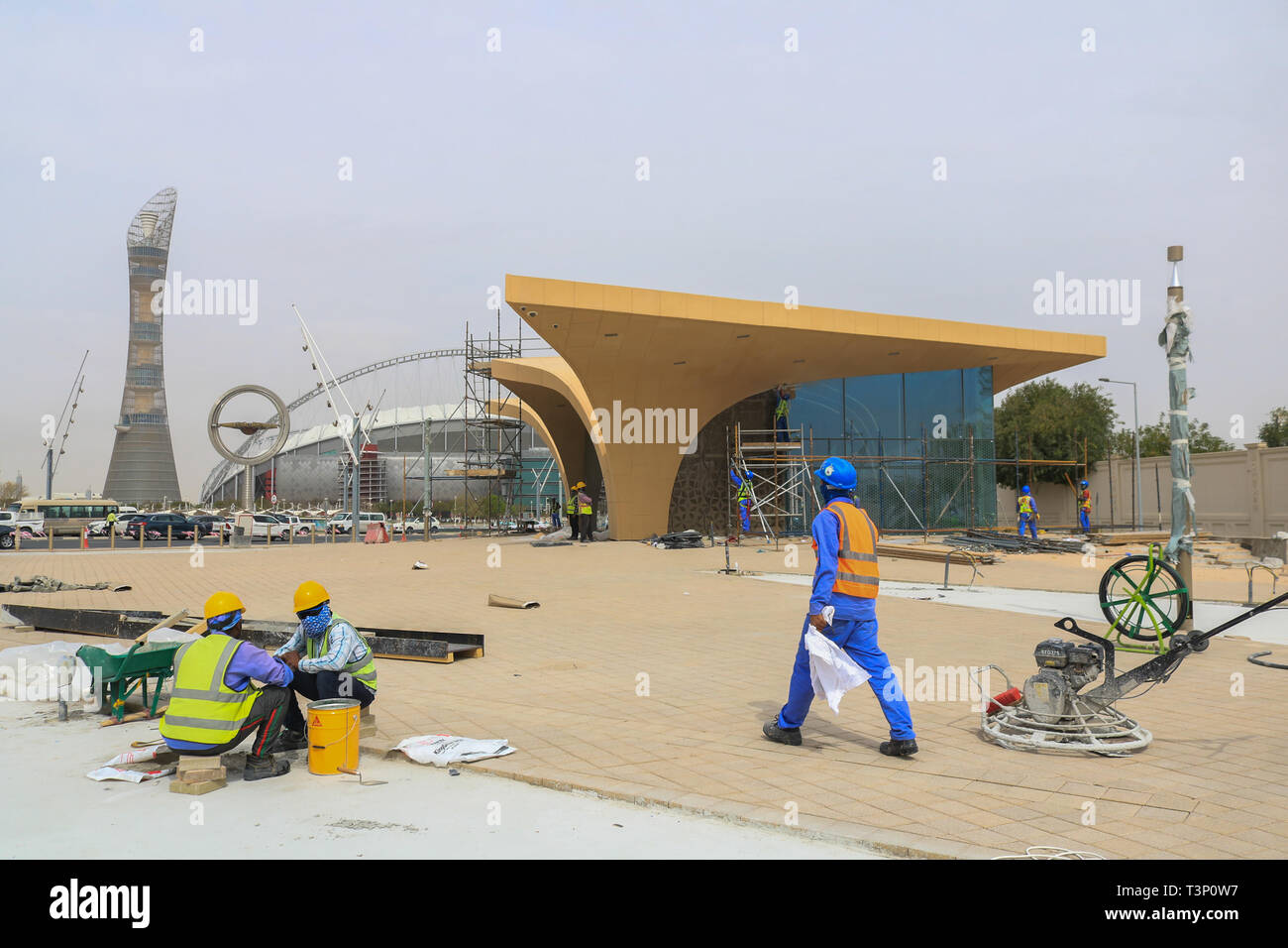 Doha, Qatar. Apr 11, 2019. Les travailleurs de la station de métro de Doha de transport en commun rapide dans le sport Ville adjacente à Al Khalifa International Stadium actuellement en construction qui devrait devenir opérationnel à la mi-2019 avant l'ouverture de la Coupe du Monde en 2022. Le métro fonctionne quatre lignes d'une longueur totale de 300 km et 100 stations Crédit : amer ghazzal/Alamy Live News Banque D'Images