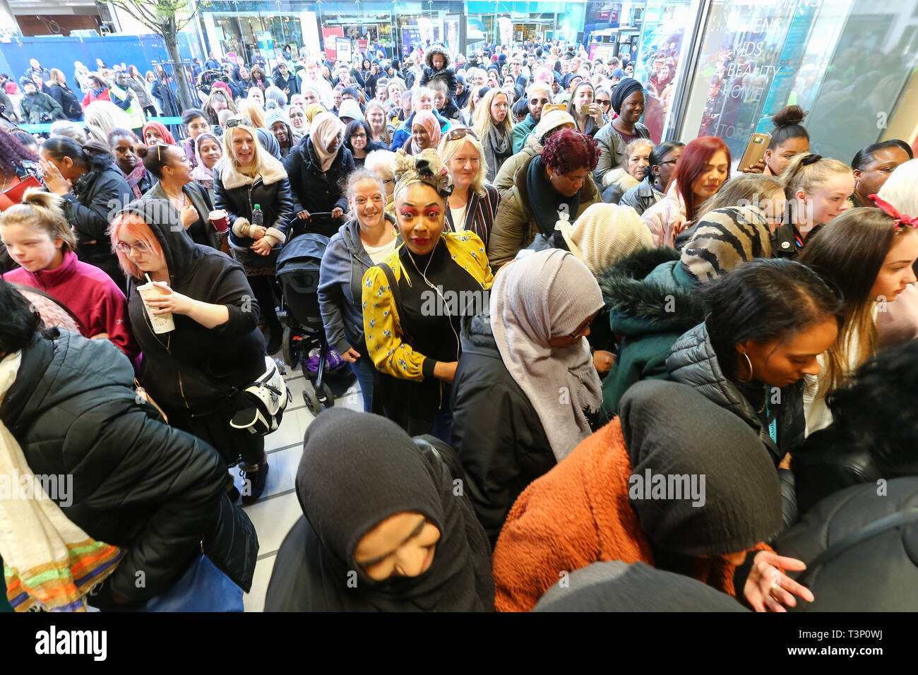 Birmingham, UK. 11 AVRIL,2019. Le plus grand magasin Primark ouvre aujourd'hui à Birmingham. Des centaines de clients dans la foule l'entrée comme la porte ouverte pour la première fois. Peter Lopeman/Alamy Live News Banque D'Images