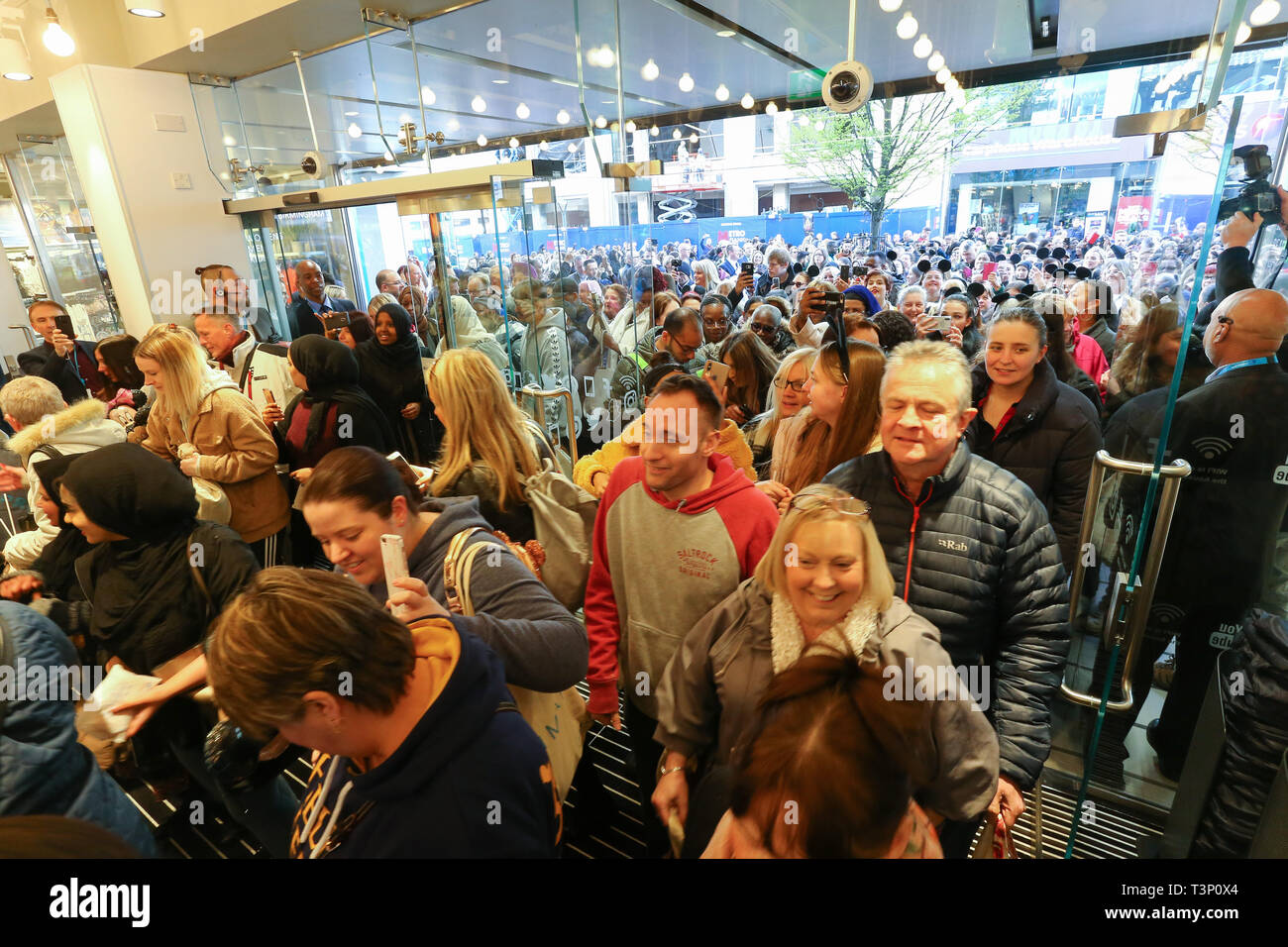 Birmingham, UK. 11 AVRIL,2019. Le plus grand magasin Primark ouvre aujourd'hui à Birmingham. Des centaines de clients dans la foule l'entrée comme la porte ouverte pour la première fois. Peter Lopeman/Alamy Live News Banque D'Images