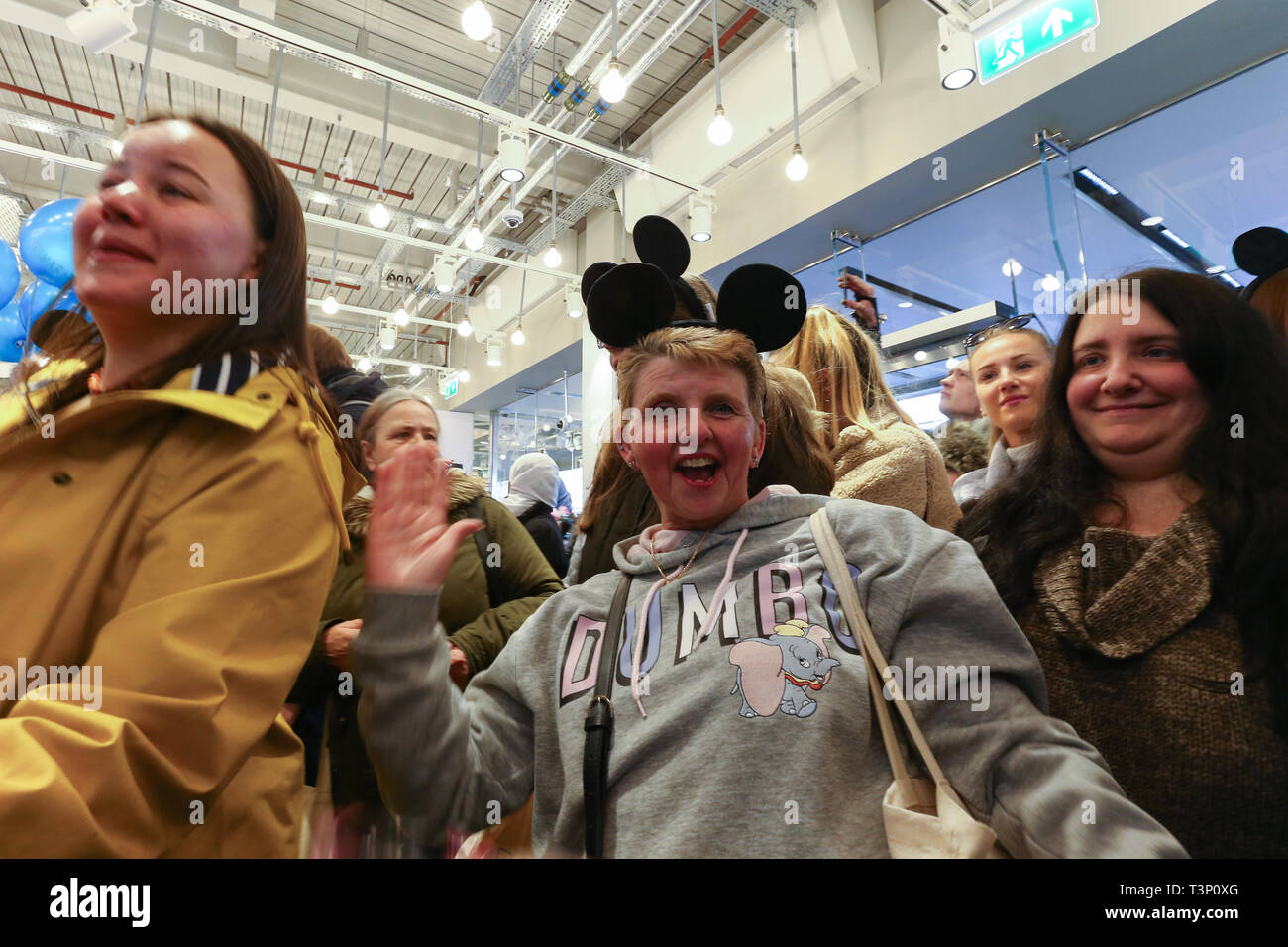 Birmingham, UK. 11 AVRIL,2019. Le plus grand magasin Primark ouvre aujourd'hui à Birmingham. Des centaines de clients dans la foule l'entrée comme la porte ouverte pour la première fois. Peter Lopeman/Alamy Live News Banque D'Images