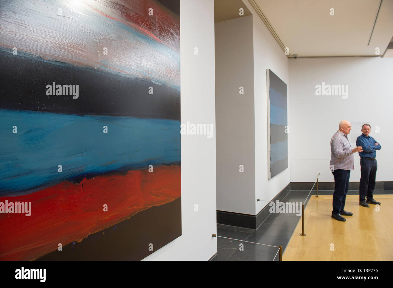 Londres, Royaume-Uni. Apr 11, 2019. La Galerie nationale de l'étoile de mer la nouvelle exposition : Sean Scully (photo) à la National Gallery s'inspire de la collection nationale et son amour de JMW Turner's painting l'étoile du soir (1830), il trace un parcours personnel de profonde admiration pour la couleur, la composition et le pouvoir de la peinture. Aux côtés de l'artiste, c'est Conservateur invité Colin Wiggins (droite). Premier plan : étoile fixe, 2017. Huile sur aluminium. Collection privée. Credit : Malcolm Park/Alamy Live News Banque D'Images