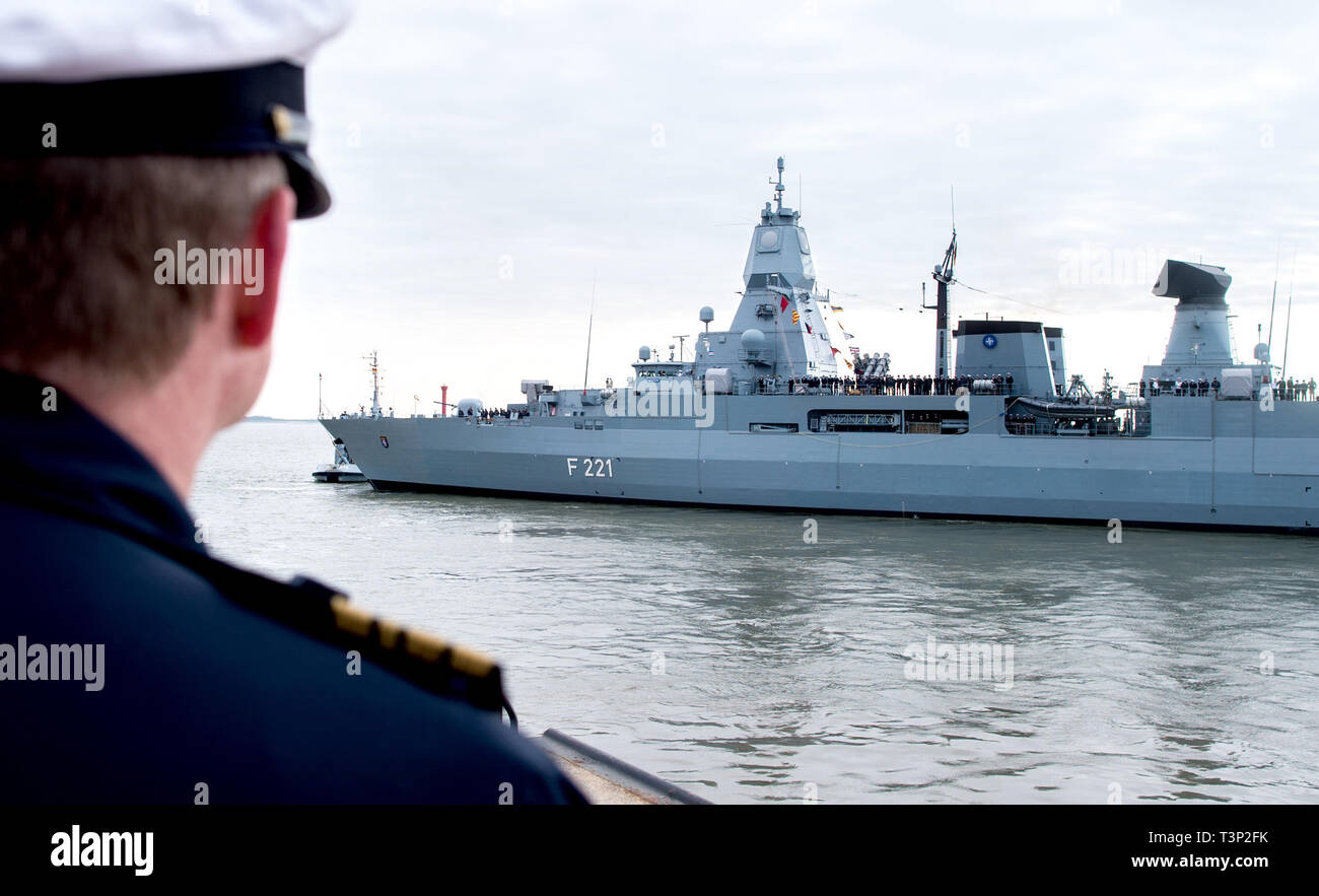 Wilhelmshaven, Allemagne. Apr 11, 2019. Un soldat de la marine ressemble au départ de la frégate 'Hessen'. Pendant six mois, 'Hessen' va coopérer avec le garde-côtes grecs et turcs et l'Agence européenne pour la garde côtière et garde-frontière dans la mer Egée. Credit : Hauke-Christian Dittrich/dpa/Alamy Live News Banque D'Images