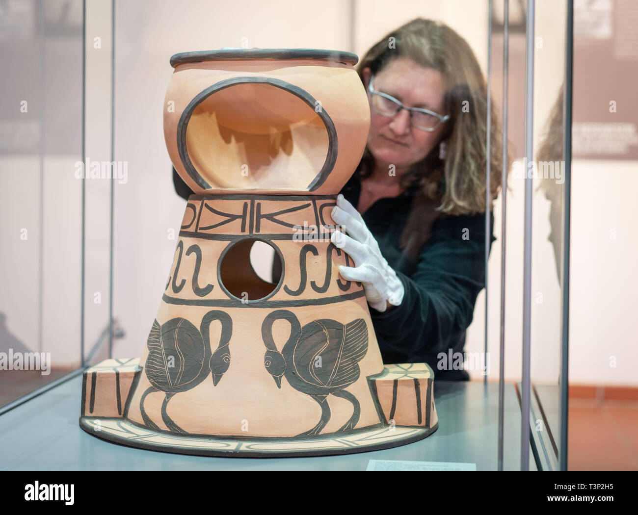 Bad Homburg, Allemagne. Apr 11, 2019. Au cours de la presse de l'exposition 'Drauf schissen ! Une petite histoire culturelle de la 'calme' dans la Saalburg la reconstruction d'un 'pot' pour les petits enfants d'Athènes au Vie siècle avant J.-C.. L'exposition sur l'histoire de la toilette et le mouvement d'entrailles, avec ses débuts à aujourd'hui peut être vu du 12 avril au 20 octobre 2019. Crédit : Frank Rumpenhorst/dpa/Alamy Live News Banque D'Images