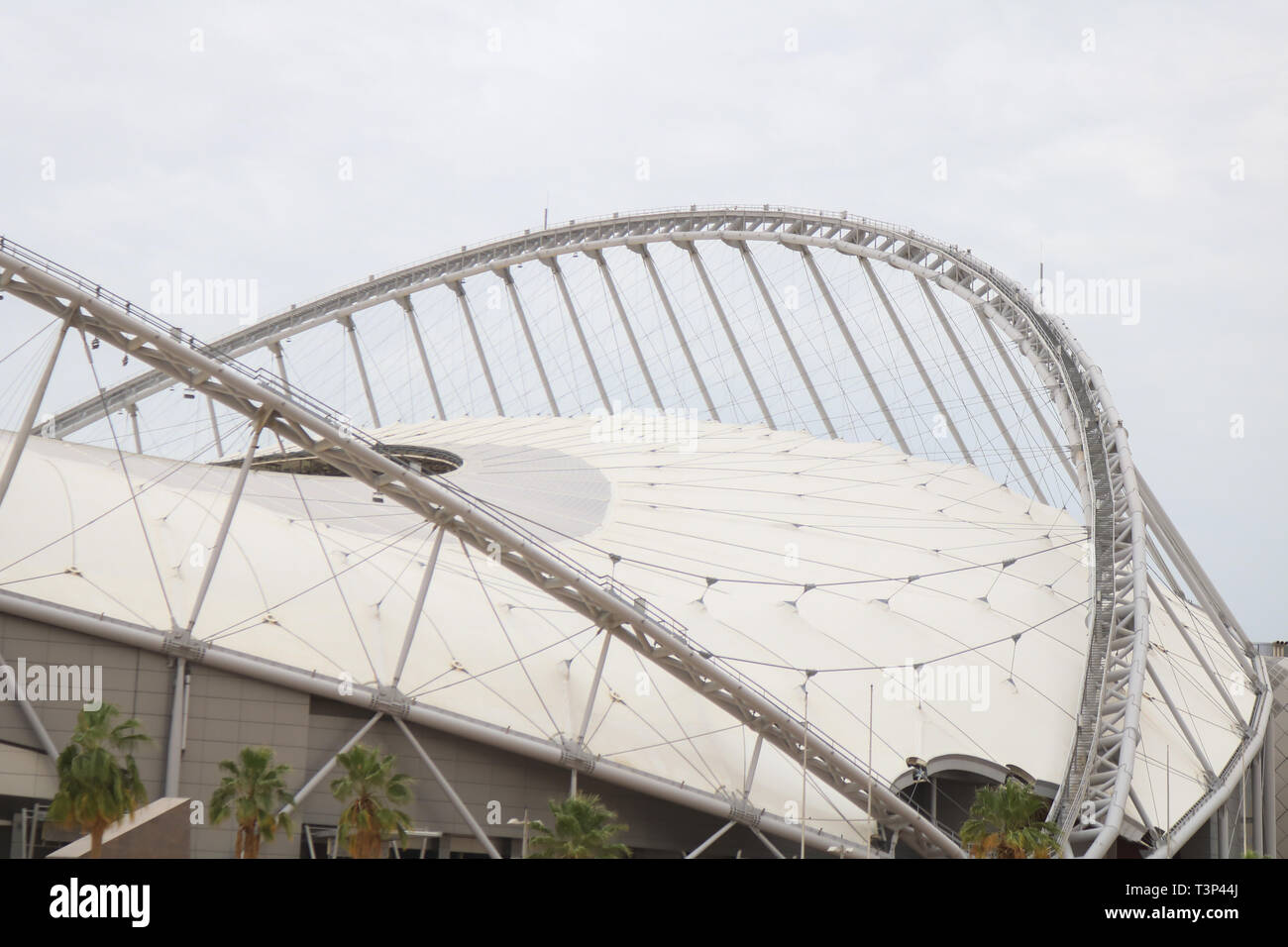 DOHA, QATAR. Apr 11, 2019. Une vue générale de la Khalifa International Stadium de Doha au Qatar, une salle de sport qui a été rénové pour la Coupe du Monde 2022 Qatar Final. Organisateurs de la Coupe du monde dire que les stades sera zéro-émission de carbone et climat contrôlé, à prendre des mesures pour réduire le rayonnement solaire et des vents chauds, et fournir des air-conditionné à créer les conditions climatiques : conditionsCredit amer ghazzal/Alamy Live News Banque D'Images