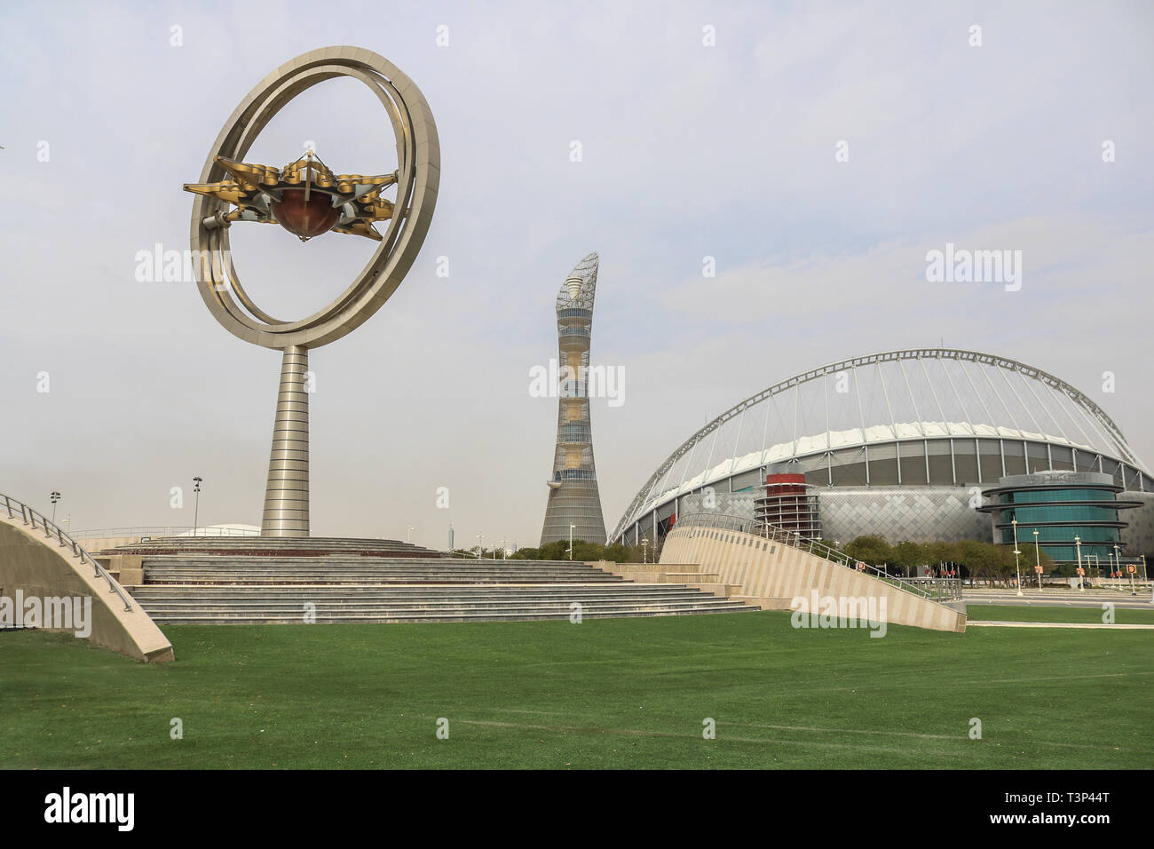 DOHA, QATAR. Apr 11, 2019. Une vue générale de la Khalifa International Stadium de Doha au Qatar, une salle de sport qui a été rénové pour la Coupe du Monde 2022 Qatar Final. Organisateurs de la Coupe du monde dire que les stades sera zéro-émission de carbone et climat contrôlé, à prendre des mesures pour réduire le rayonnement solaire et des vents chauds, et fournir des air-conditionné à créer les conditions climatiques : conditionsCredit amer ghazzal/Alamy Live News Banque D'Images