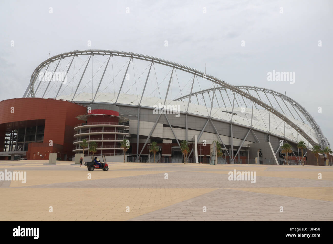 DOHA, QATAR. Apr 11, 2019. Une vue générale de la Khalifa International Stadium de Doha au Qatar, une salle de sport qui a été rénové pour la Coupe du Monde 2022 Qatar Final. Organisateurs de la Coupe du monde dire que les stades sera zéro-émission de carbone et climat contrôlé, à prendre des mesures pour réduire le rayonnement solaire et des vents chauds, et fournir des air-conditionné à créer les conditions climatiques : conditionsCredit amer ghazzal/Alamy Live News Banque D'Images