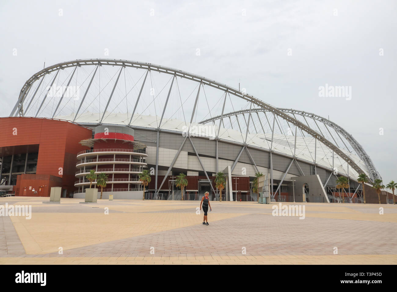 DOHA, QATAR. Apr 11, 2019. Une vue générale de la Khalifa International Stadium de Doha au Qatar, une salle de sport qui a été rénové pour la Coupe du Monde 2022 Qatar Final. Organisateurs de la Coupe du monde dire que les stades sera zéro-émission de carbone et climat contrôlé, à prendre des mesures pour réduire le rayonnement solaire et des vents chauds, et fournir des air-conditionné à créer les conditions climatiques : conditionsCredit amer ghazzal/Alamy Live News Banque D'Images