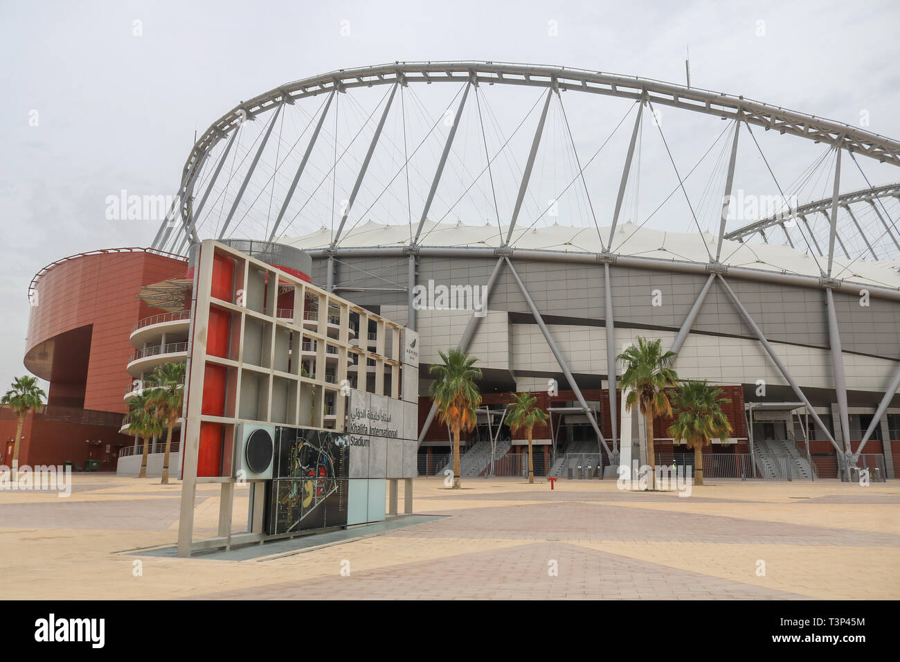 DOHA, QATAR. Apr 11, 2019. Une vue générale de la Khalifa International Stadium de Doha au Qatar, une salle de sport qui a été rénové pour la Coupe du Monde 2022 Qatar Final. Organisateurs de la Coupe du monde dire que les stades sera zéro-émission de carbone et climat contrôlé, à prendre des mesures pour réduire le rayonnement solaire et des vents chauds, et fournir des air-conditionné à créer les conditions climatiques : conditionsCredit amer ghazzal/Alamy Live News Banque D'Images