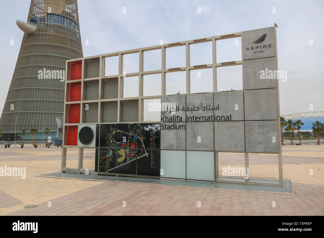 DOHA, QATAR. Apr 11, 2019. Une vue générale de la Khalifa International Stadium de Doha au Qatar, une salle de sport qui a été rénové pour la Coupe du Monde 2022 Qatar Final. Organisateurs de la Coupe du monde dire que les stades sera zéro-émission de carbone et climat contrôlé, à prendre des mesures pour réduire le rayonnement solaire et des vents chauds, et fournir des air-conditionné à créer les conditions climatiques : conditionsCredit amer ghazzal/Alamy Live News Banque D'Images