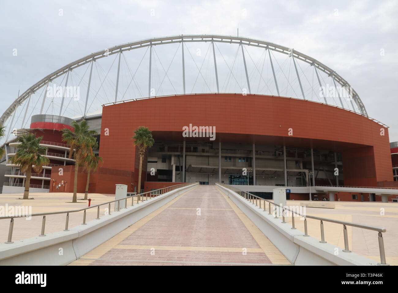DOHA, QATAR. Apr 11, 2019. Une vue générale de la Khalifa International Stadium de Doha au Qatar, une salle de sport qui a été rénové pour la Coupe du Monde 2022 Qatar Final. Organisateurs de la Coupe du monde dire que les stades sera zéro-émission de carbone et climat contrôlé, à prendre des mesures pour réduire le rayonnement solaire et des vents chauds, et fournir des air-conditionné à créer les conditions climatiques : conditionsCredit amer ghazzal/Alamy Live News Banque D'Images