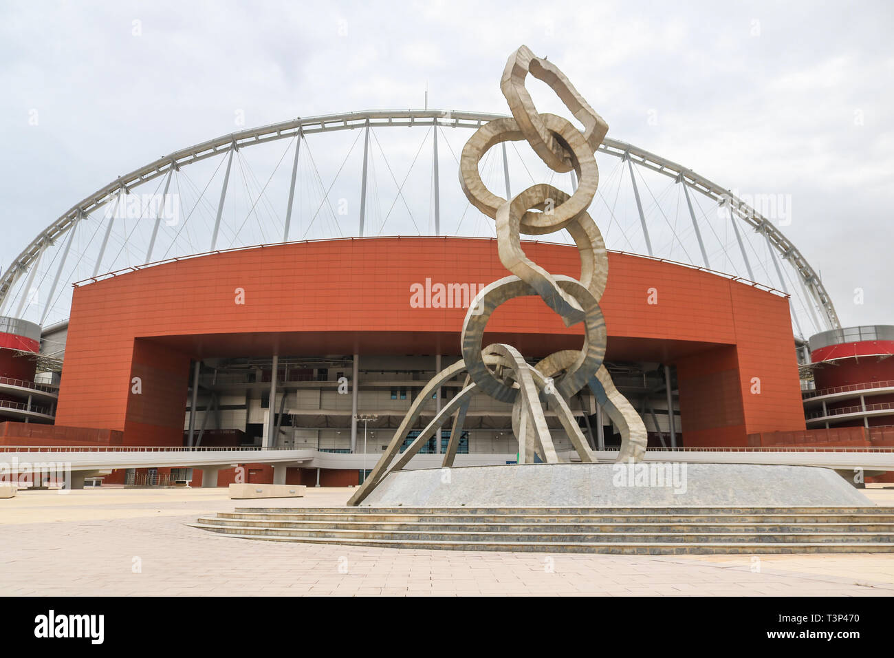 DOHA, QATAR. Apr 11, 2019. Une vue générale de la Khalifa International Stadium de Doha au Qatar, une salle de sport qui a été rénové pour la Coupe du Monde 2022 Qatar Final. Organisateurs de la Coupe du monde dire que les stades sera zéro-émission de carbone et climat contrôlé, à prendre des mesures pour réduire le rayonnement solaire et des vents chauds, et fournir des air-conditionné à créer les conditions climatiques : conditionsCredit amer ghazzal/Alamy Live News Banque D'Images