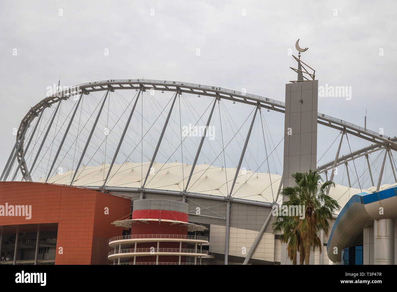 DOHA, QATAR. Apr 11, 2019. Une vue générale de la Khalifa International Stadium de Doha au Qatar, une salle de sport qui a été rénové pour la Coupe du Monde 2022 Qatar Final. Organisateurs de la Coupe du monde dire que les stades sera zéro-émission de carbone et climat contrôlé, à prendre des mesures pour réduire le rayonnement solaire et des vents chauds, et fournir des air-conditionné à créer les conditions climatiques : conditionsCredit amer ghazzal/Alamy Live News Banque D'Images