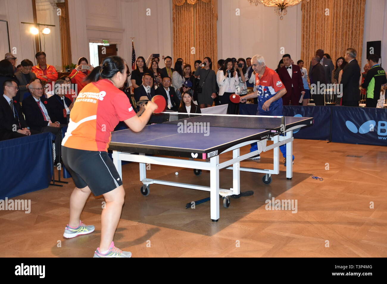 Los Angeles Usa 10 Avr 19 Errol Resek R Un Temoin Et Participant De La Diplomatie Ping Pong Joue Un Jeu A La Commemoration Avec Gao Jun Un Ancien Champion Du Monde Et