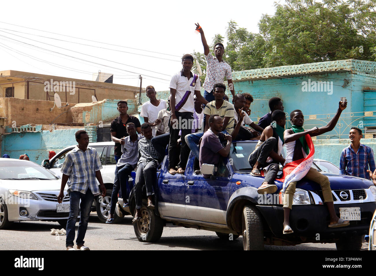 KHARTOUM, SOUDAN - 11 avril 2019 : le peuple soudanais sort dans les rues pour célébrer la chute du régime d'Al-Bachir le 11 avril près du quartier général de t Photo Stock - Alamy
