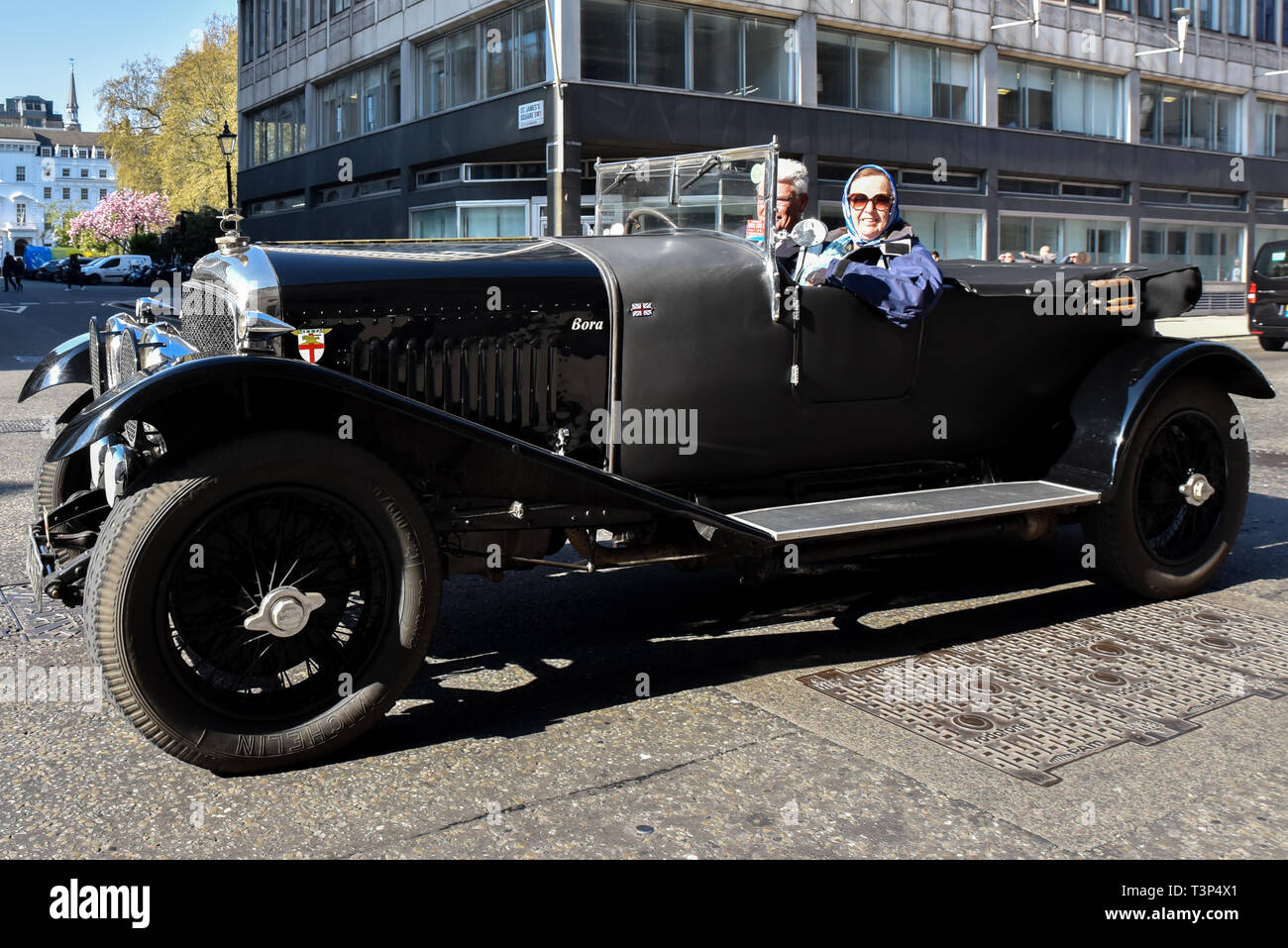 Pall Mall, London, UK. Apr 11, 2019. Voitures à l'extérieur de la Bentley classique Royal Automobile Club de Pall Mall. Crédit : Matthieu Chattle/Alamy Live News Banque D'Images