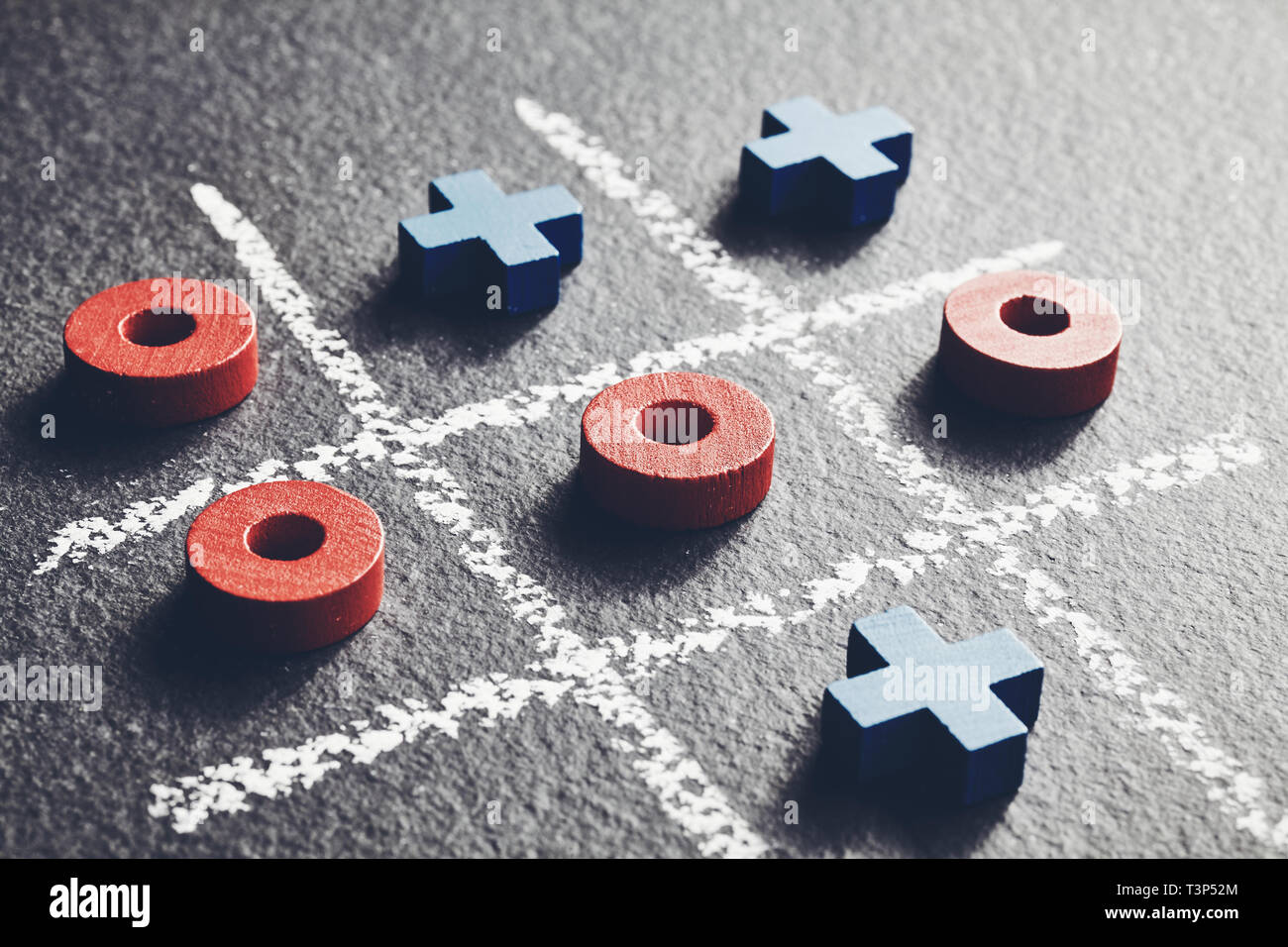 Close up photo de zéros et de croix sur fond sombre, selective focus, harmonisation des couleurs appliquées. Banque D'Images