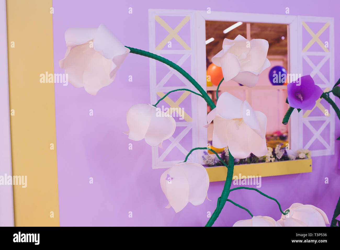 Fleurs en papier et carton ondulé sur le mur Banque D'Images