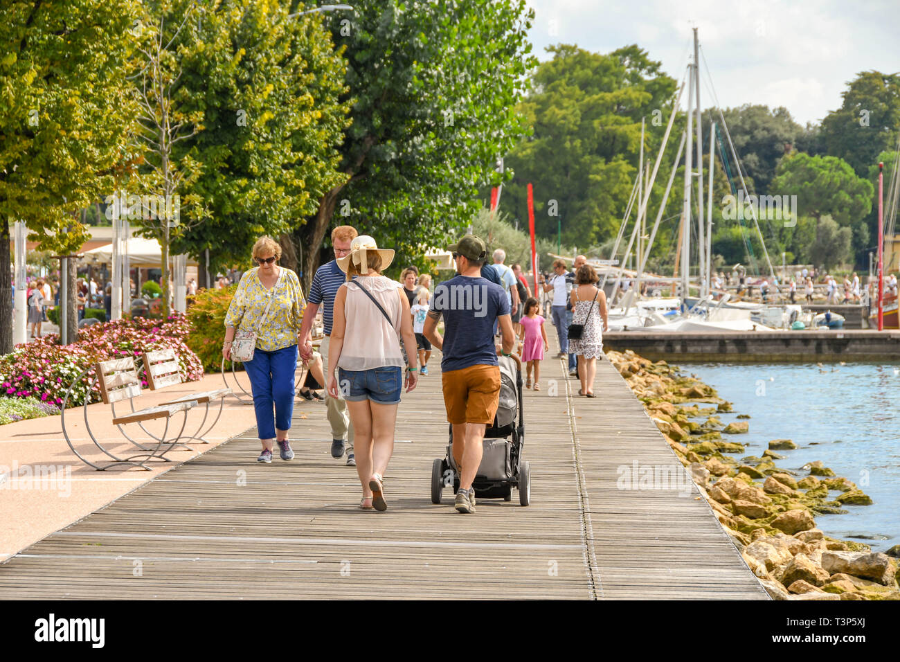 Le Lac de Garde, Bardolino, ITALIE - Septembre 2018 : les gens à Bardolino marcher sur la promenade au bord du Lac de Garde. Banque D'Images