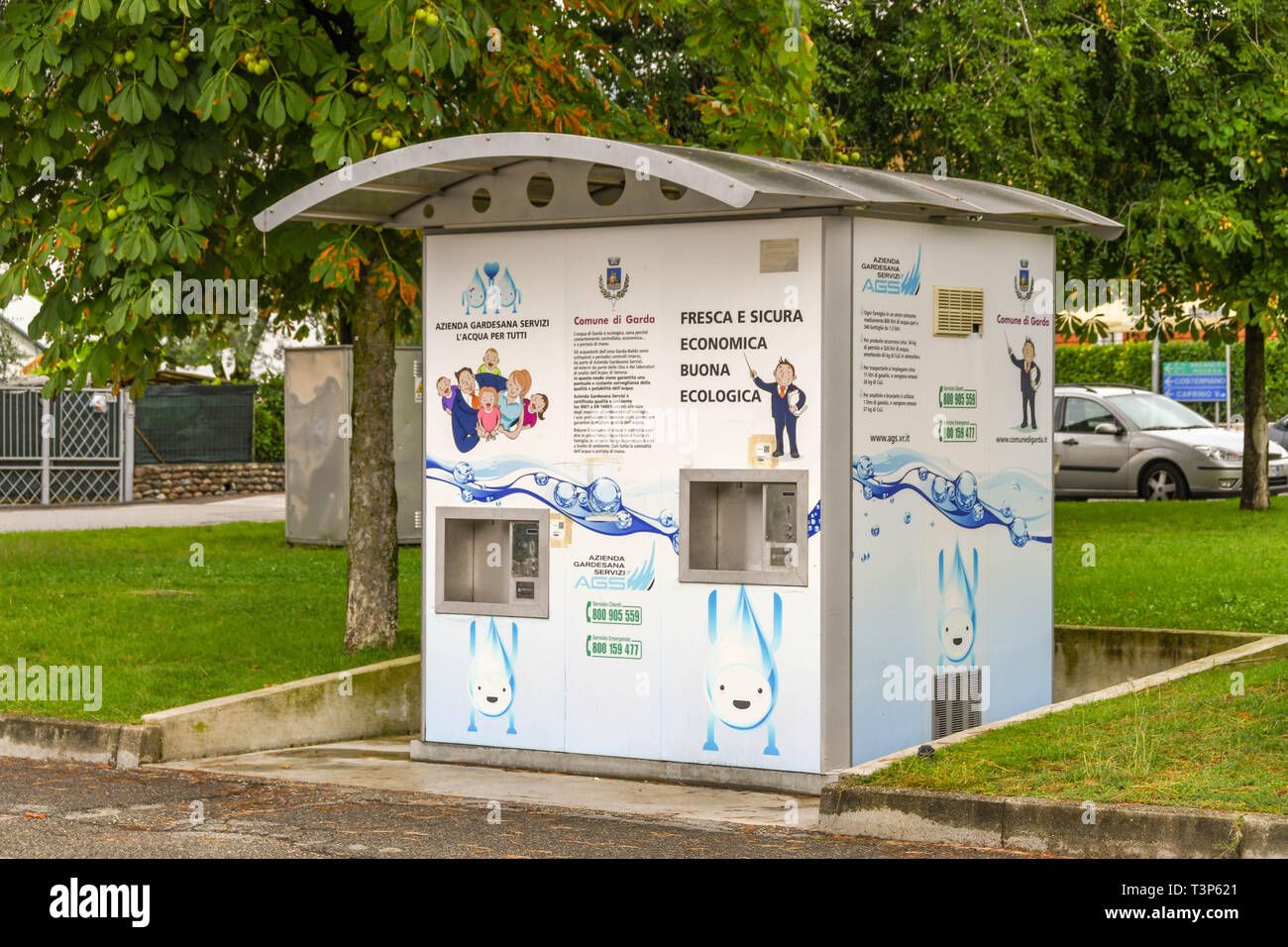 GARDA, ITALIE - Septembre 2018 : l'eau douce l'accès à partir d'un point de remplissage de la communauté à la périphérie de Garda, sur le lac de Garde. Banque D'Images