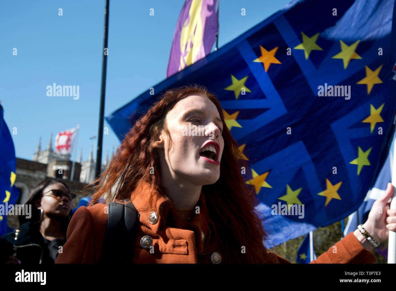 10 avril 2019 Westminster. Jeune femme rester contestataire devant les Maisons du Parlement avec drapeau européen Banque D'Images