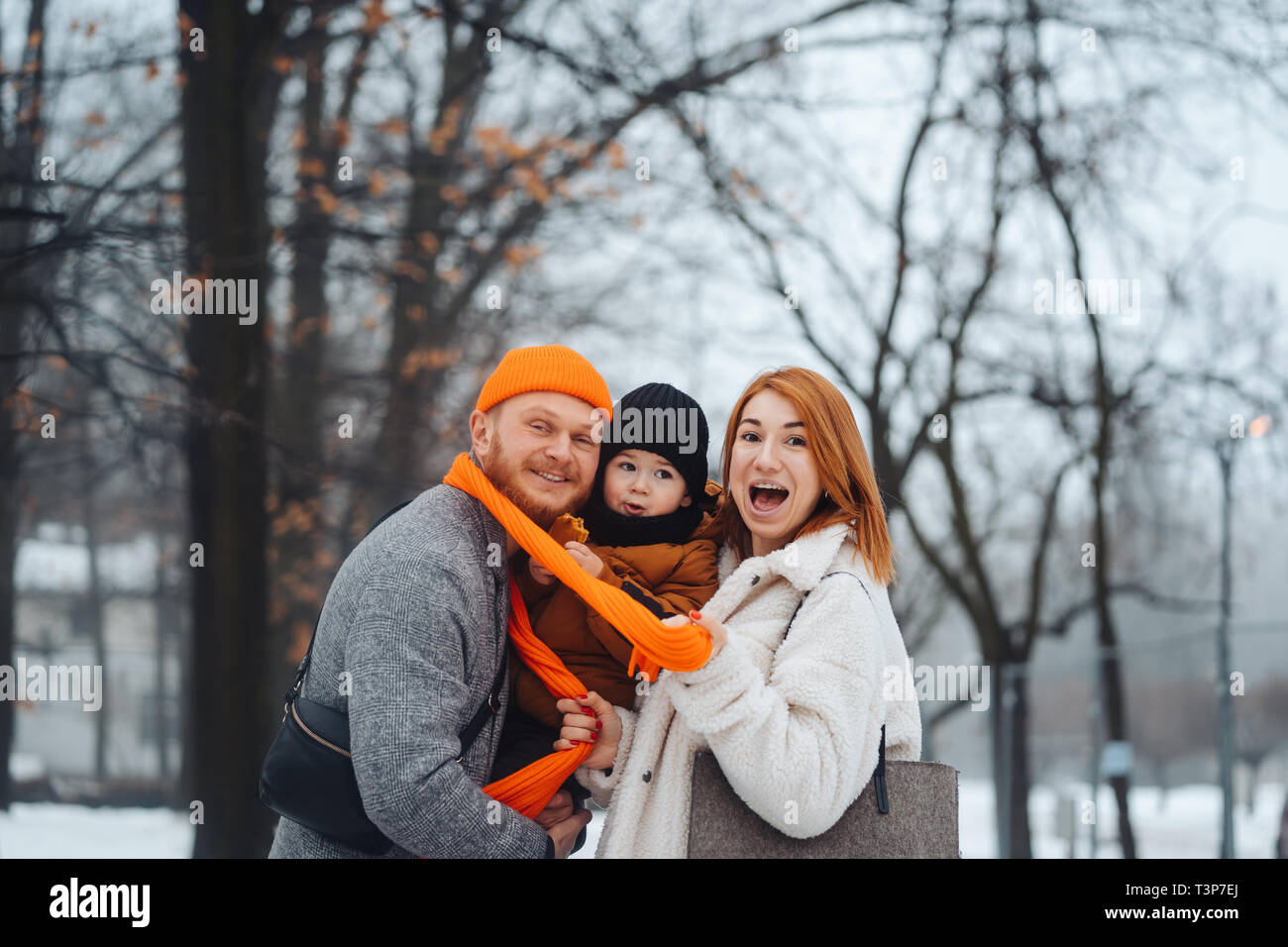 Papa maman et bébé dans le parc en hiver Banque D'Images
