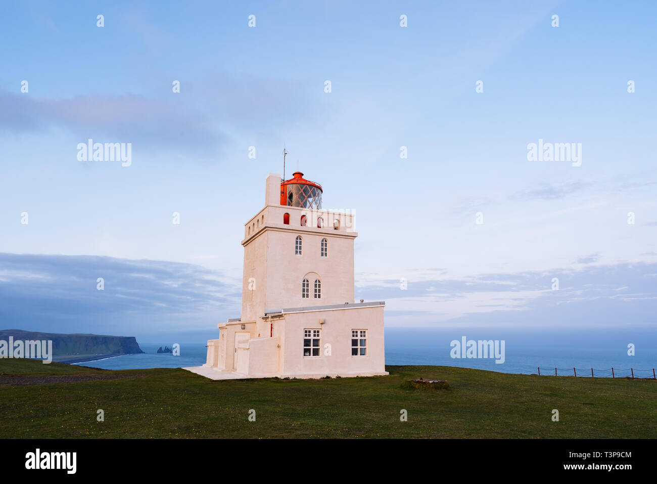 Vieux phare sur le cap Dyrholaey, non loin du village de Vík. Attraction touristique de l'Islande Banque D'Images