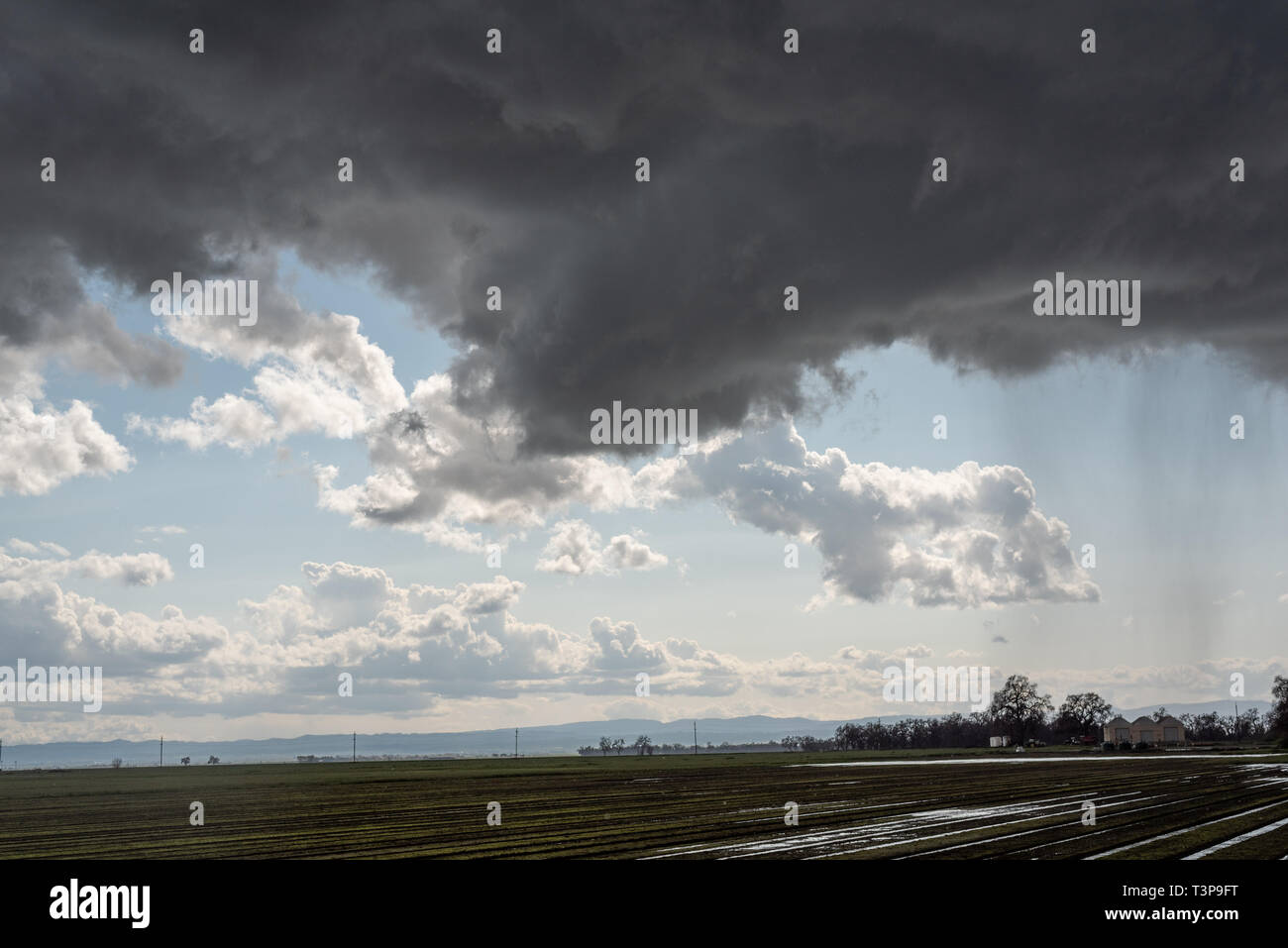 Rotation d'un segment d'un mur de nuages d'un orage en supercellular mini rotatif de Colusa, nord de la Californie, au printemps de 2019. Banque D'Images