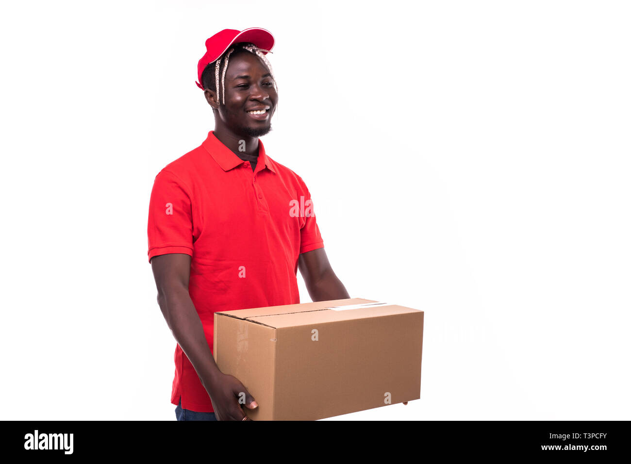 Portrait of African American man en drap rouge autour d'envoyer un fort paquet pour client isolé sur fond blanc Banque D'Images