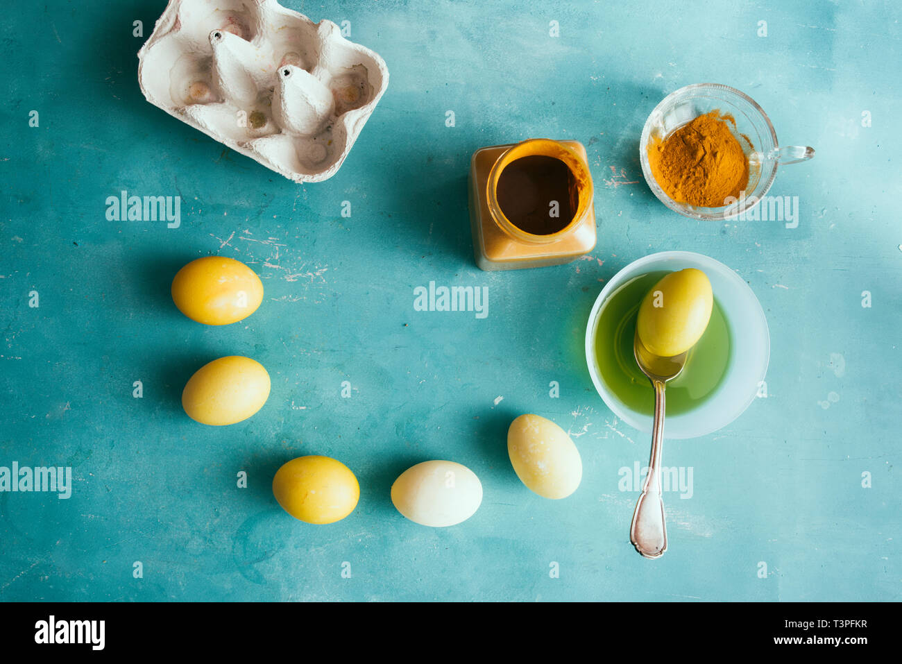 La teinture des oeufs pour Pâques, avec des couleurs de coloration et la tonalité à l