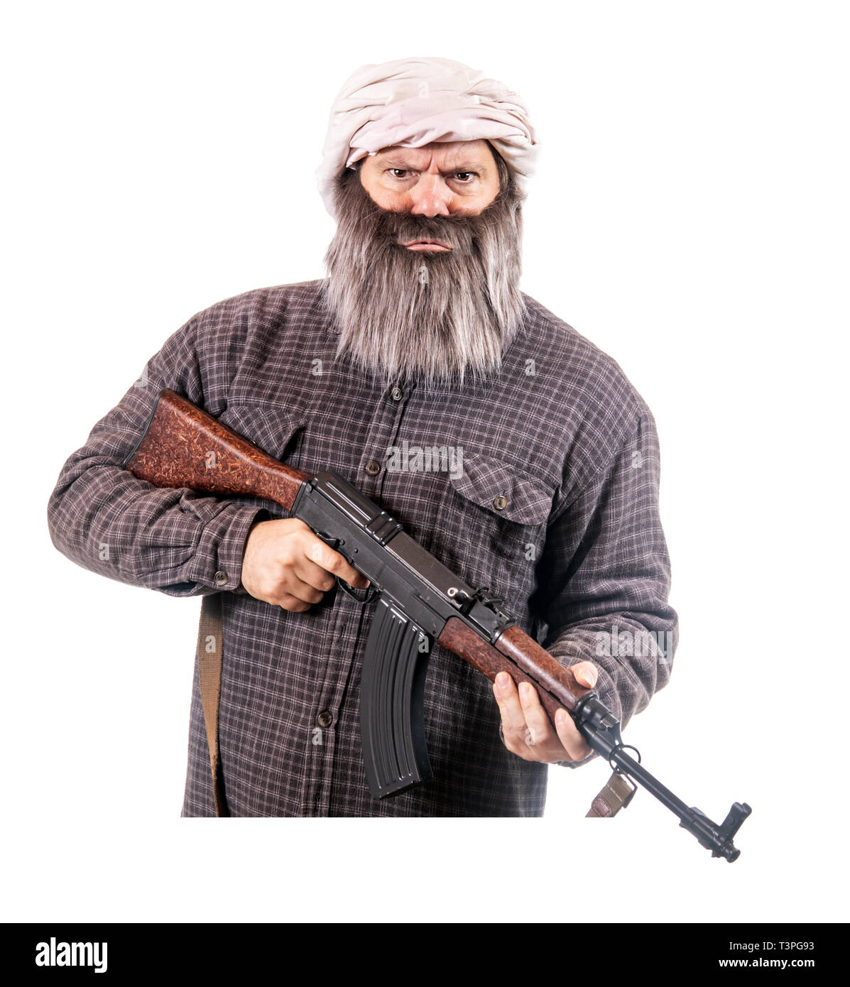 Le barbu armés de Kalachnikov isolé sur un fond blanc. Guerrier musulman avec arme automatique. Banque D'Images
