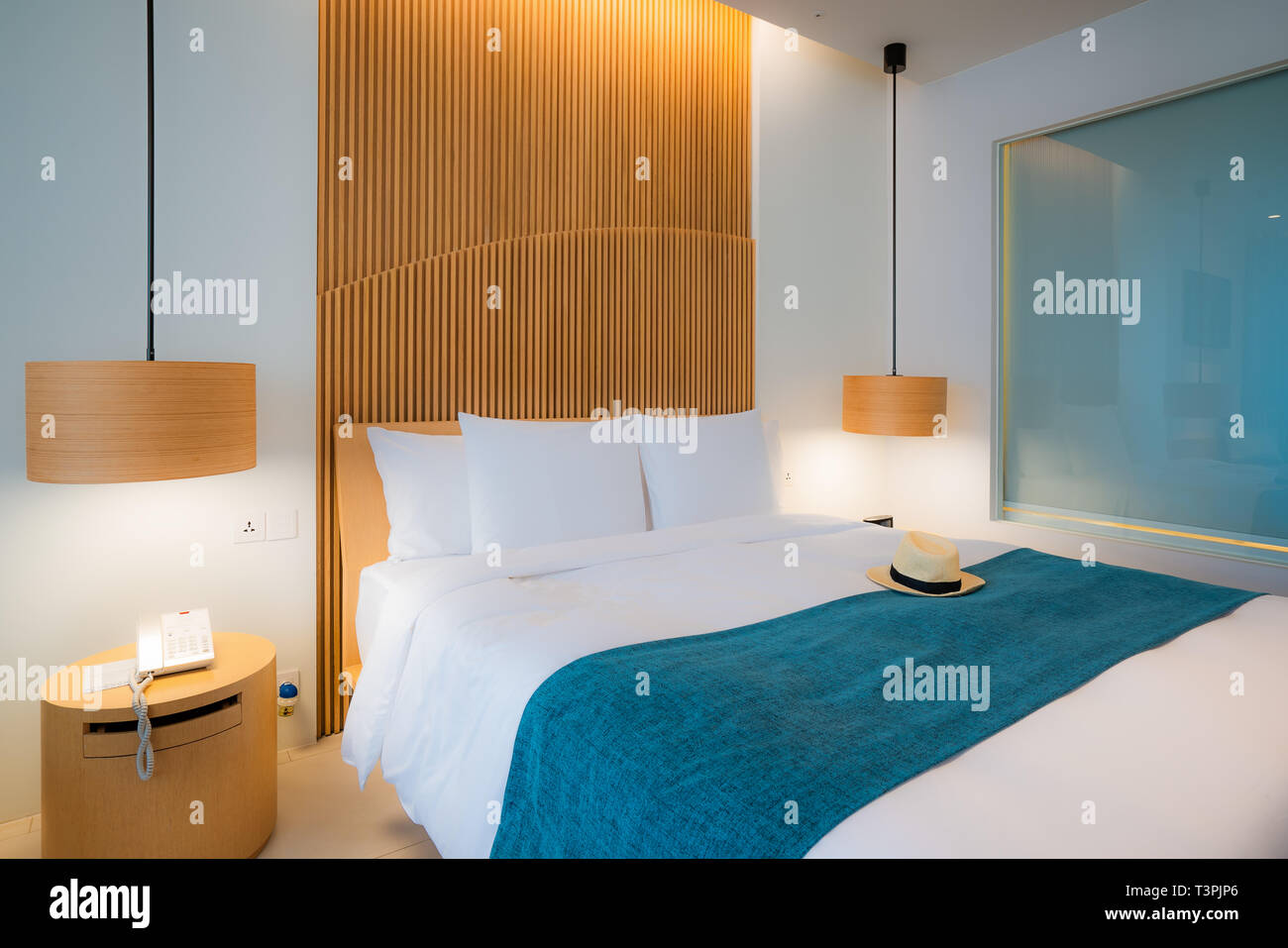 Chambre moderne. Bel intérieur de l'hôtel, appartement avec lit double Banque D'Images