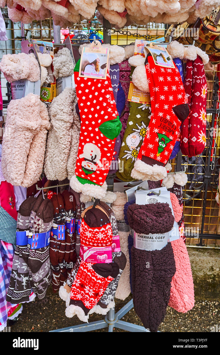 HALLSTATT, Autriche - 21 février 2019 : Le stand de plein air de l'enregistrer avec de la Winter socks colorés, couverts de motifs traditionnels ( Banque D'Images